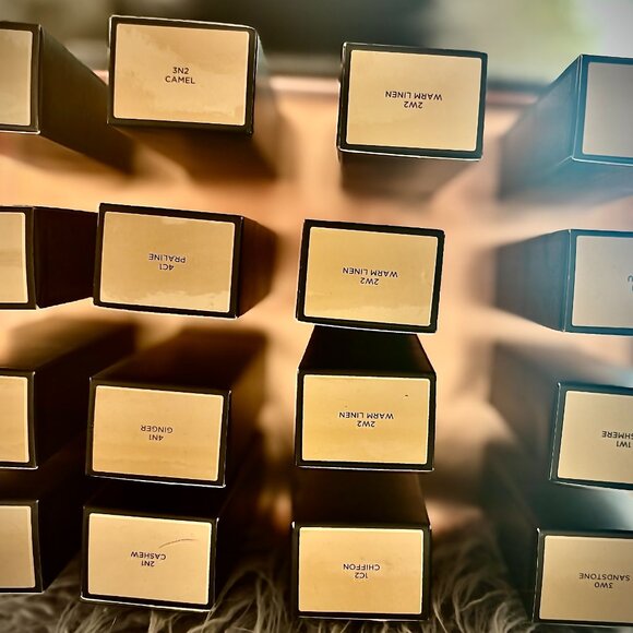 LAURA MERCIER REAL FLAWLESS WEIGHTLESS PERFECTING FOUNDATION - Assorted COLORS! - Picture 3 of 11